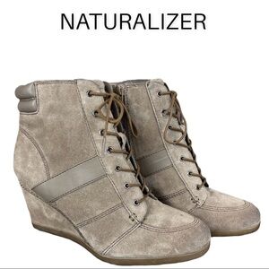 Naturalizer sz 9.5 Paitlyn taupe suede wedge booties